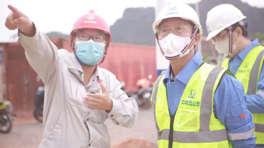 中国核建副总经理、总工程师韩乃山一行到中核五公司印尼宾坦氧化铝项目部调研指导工作
