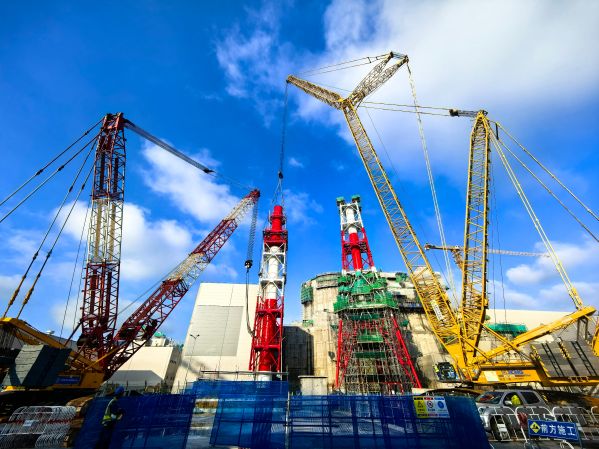 中核二二公司承建的辽宁徐大堡核电3号核岛排风烟囱顺利吊装就位