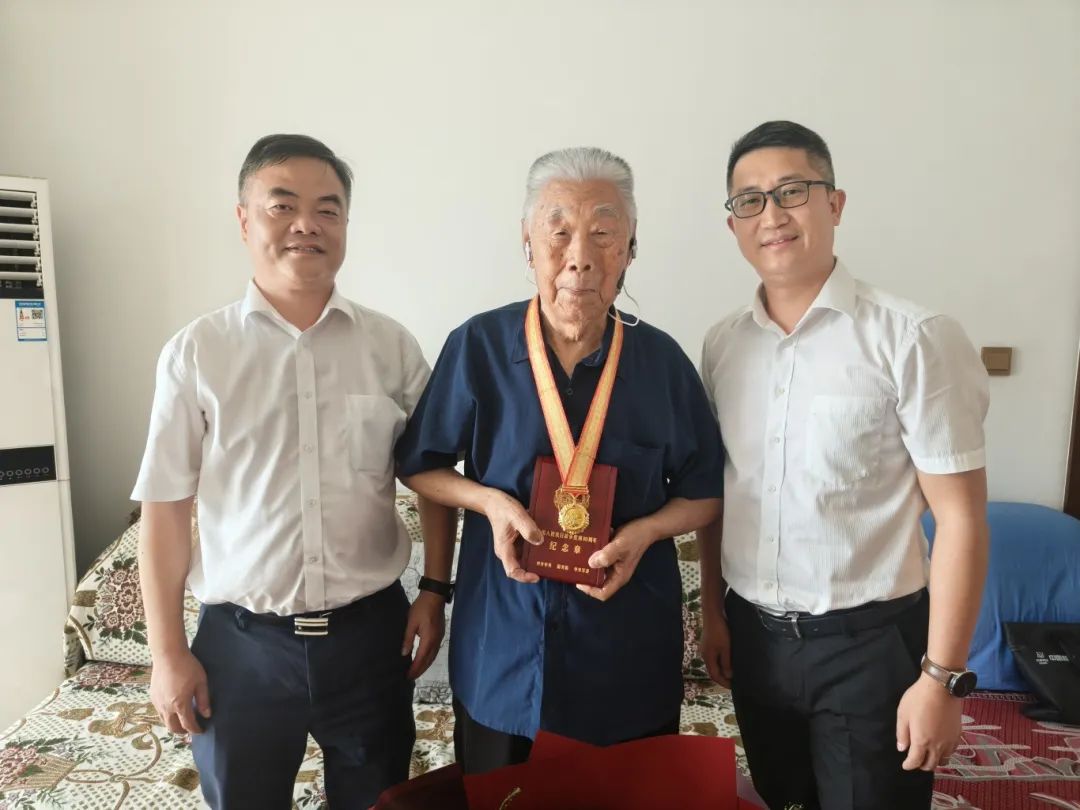 中核二二公司走访慰问99岁抗战老兵并颁发纪念章