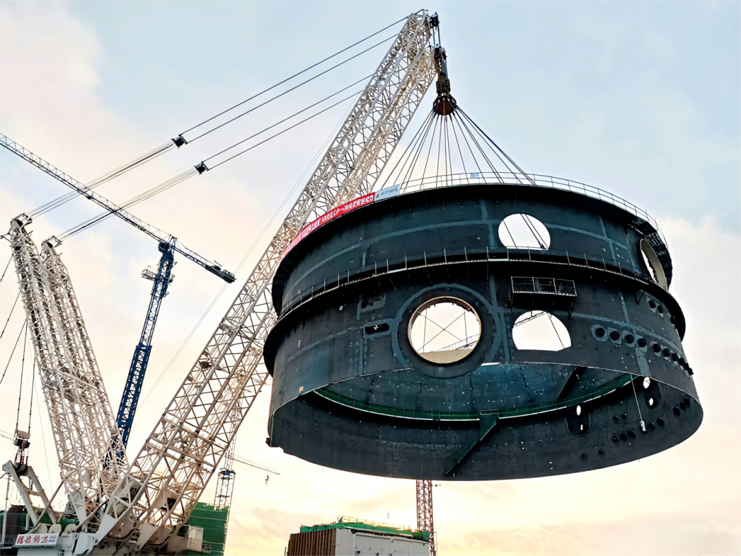 广东陆丰核电1号核岛CV一环顺利吊装就位