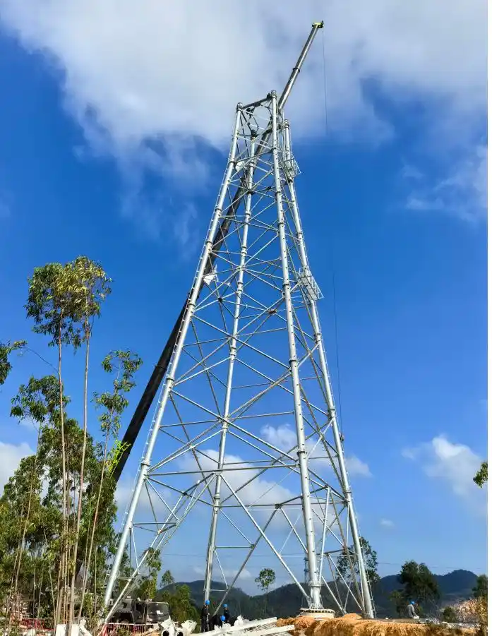 广东500千伏陆丰核电一期接入系统工程施工（标段三）进入组塔阶段