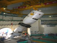 秦山二扩首台蒸汽发生器吊装就位