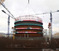 中国核建完成“华龙一号”首堆筒体模块三吊装